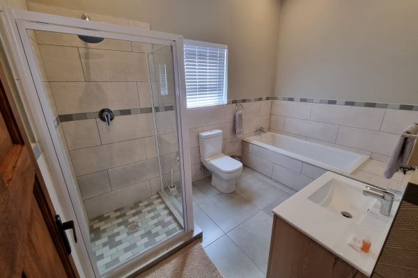 Last Cast - Main bedroom's ensuite bathroom